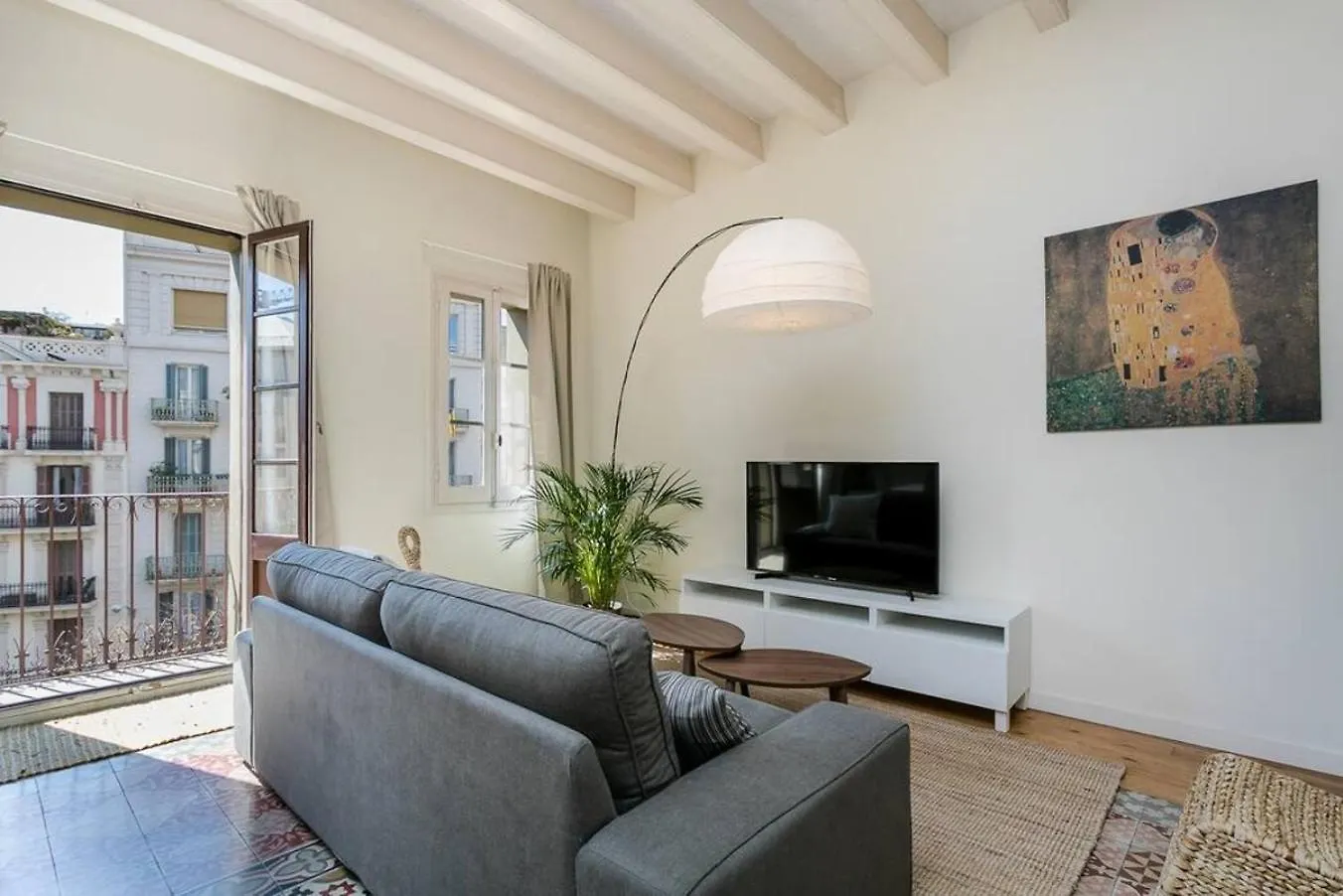 Luxurious With Awesome Rooftop Barcelona Apartment